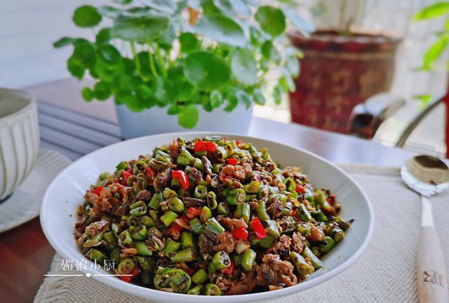 袁建明聊育儿|夏天爱吃这菜，5元钱买1把，加肉末一炒超下饭，留1半烙馅饼更香