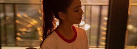 时尚百搭说|38岁佟丽娅与33岁倪妮，状态绝美，少女感十足，谁更胜一筹