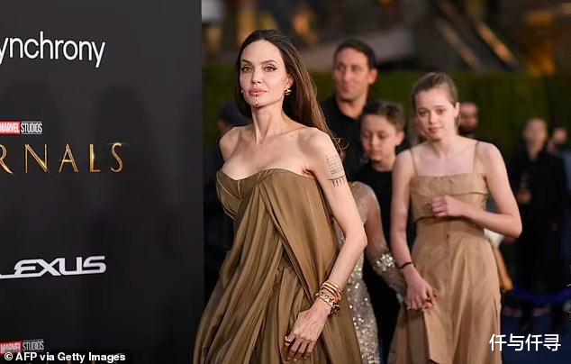 安吉丽娜·朱莉|朱莉重回女神光彩，下巴扣充满异国风情，长女希洛终于穿成女孩子