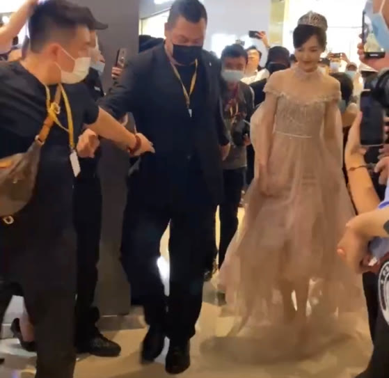 唐嫣|唐嫣现身合肥某商场，保安们里三层外三层包围开路：就一个女演员