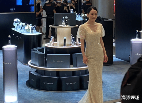 沈梦辰|50岁俞飞鸿近况，穿薄纱鱼尾裙现身商演，肤白貌美气质绝佳