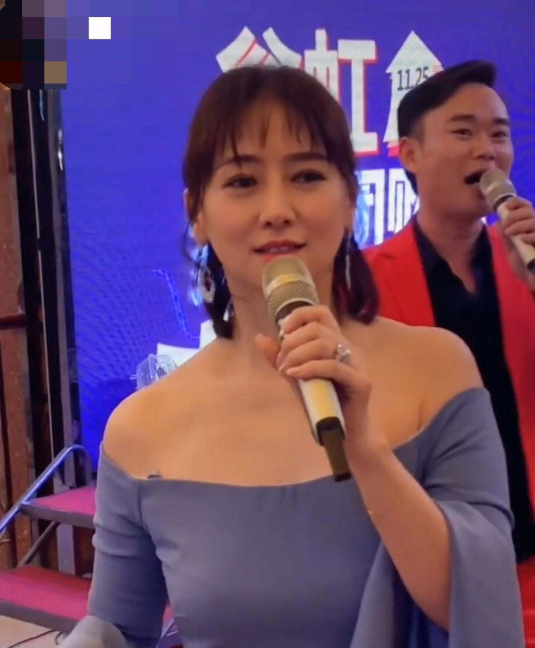 奇奇|翁虹罕见接商演捞金，52岁身材走样显发福，面容却仍精致似少女