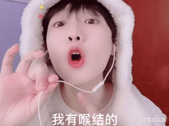 寸头|“吃个桃桃”风小逸晒硬汉照，穿军装剪寸头，毫无“伪娘”气息