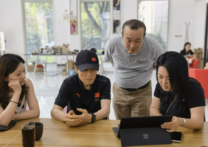 张艺谋|张艺谋豪掷240万买定制版，39岁陈婷低调陪同，全程坐在一旁