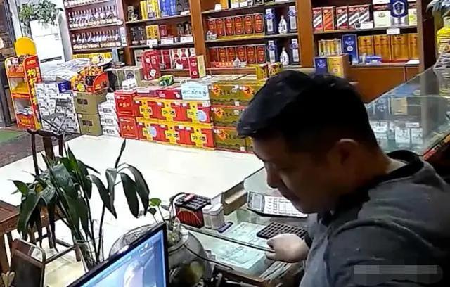 小松社会趣闻 河南：男子因多看美女两眼被老婆掌掴，家有彪悍妻，莫惹美娇娘