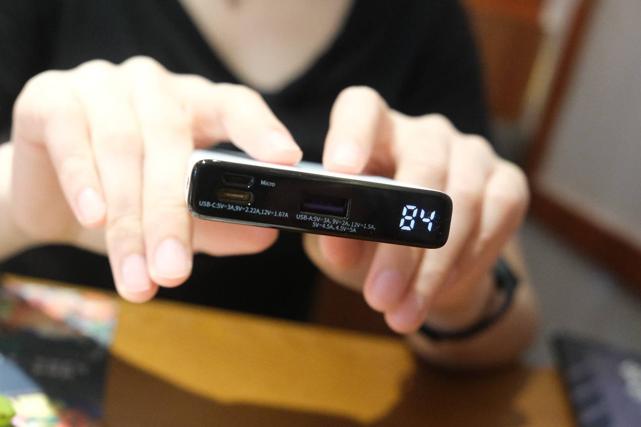 充电宝|女生都是颜值党!像aigo国民好物充电宝就合女友的审美