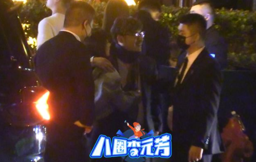 王岳伦|王岳伦醉酒搂美女回酒店，次日拥抱告别，一月前和李湘为女儿庆生