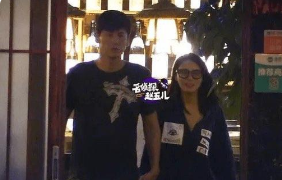 永晴说|于晓光否认出轨，称坐大腿的女子是邻居，网友：这邻居，不一般啊