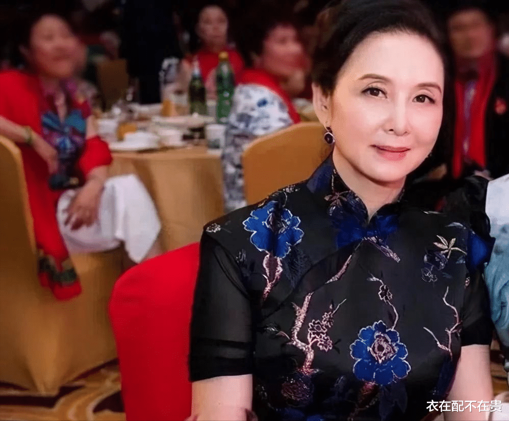 邱佩宁|86版“嫦娥”才是不老女神，穿黑西装不忘秀美腿，坐在那就很惊艳