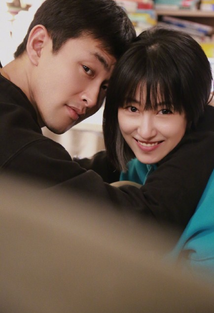 王彦霖|王彦霖晒证结婚，卡点发恩爱合照，网友：王大爷一大早就排队