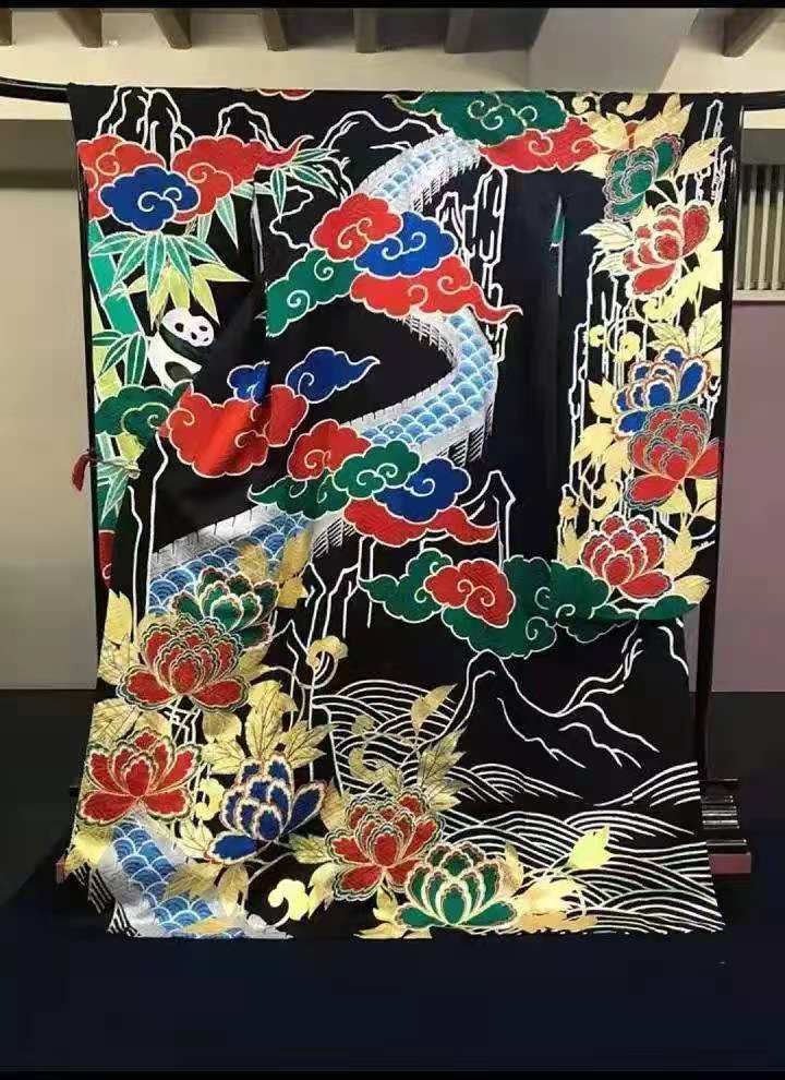 时尚风行派|中国风元素太百搭了！价值11万的和服绣满牡丹长城，黑色底面超美