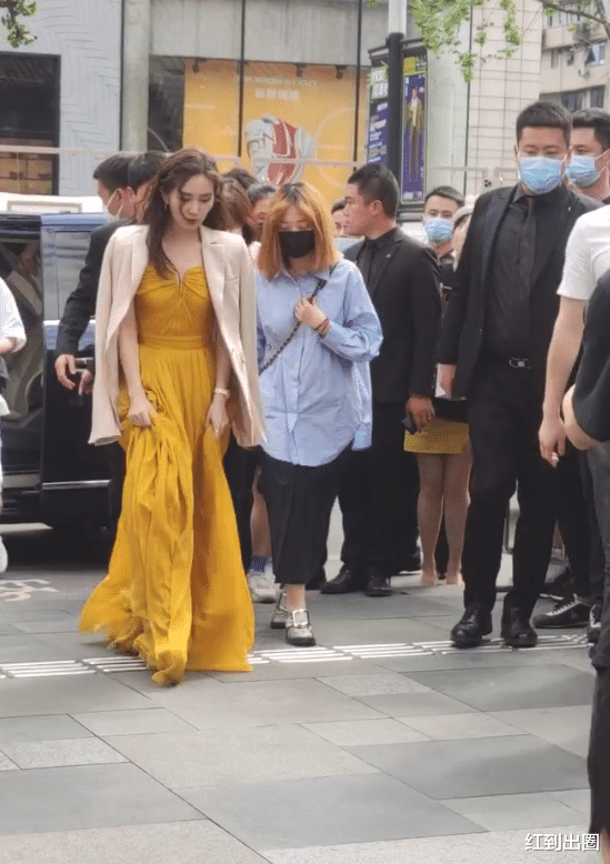 刘诗诗|刘诗诗活动生图美上热搜，穿一字裙显优越肩颈线，同主办方剪彩饮酒