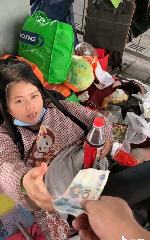 依然棒棒糖 一个收废品大叔给10块钱流浪女买饭，她竟嫌钱少了，还该施舍给她吗？