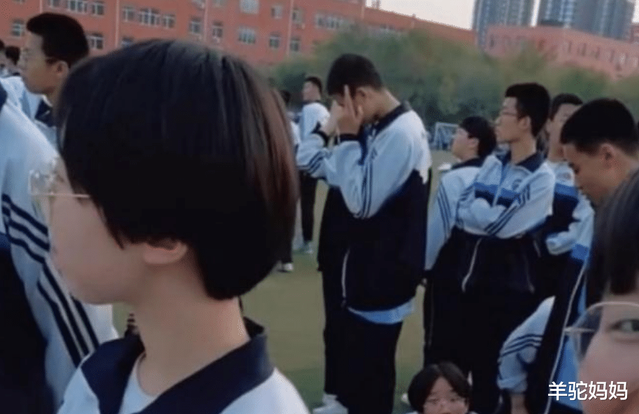 |初中“标准发型”公开，男生习以为常女生悲痛万分，父母：做得好