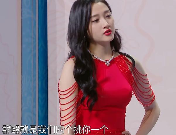 关晓彤|关晓彤穿开叉裙还“单腿跳”，当她下楼梯那一刻，粉丝快速截屏