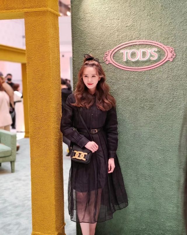 时尚风行派 刘诗诗真是85花优雅TOP！穿牛仔裙比红毯还惊艳，大烫卷发好显嫩