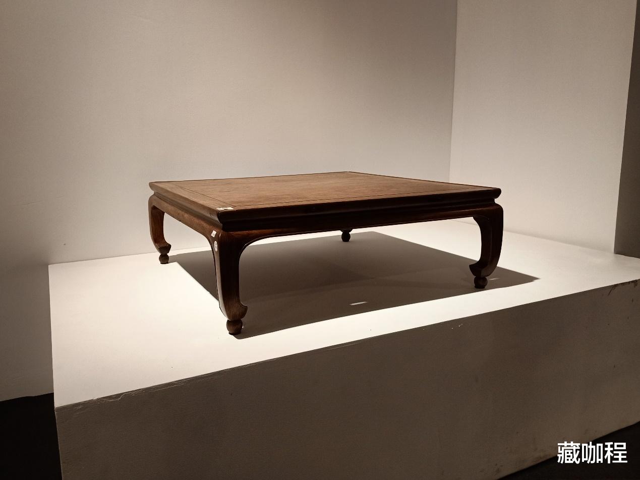 鼓腿彭牙香蕉足，黄花梨炕桌束腰打洼一木连做