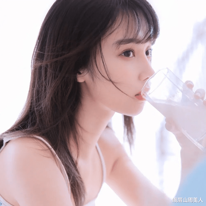 穿衣搭配|?“纯欲”长相的女生，往往有以下3个标签化特征，很容易区分