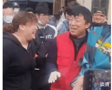 贾玲|39岁贾玲生图曝光，腰部勒出赘肉，胖到似吹皮球般膨胀