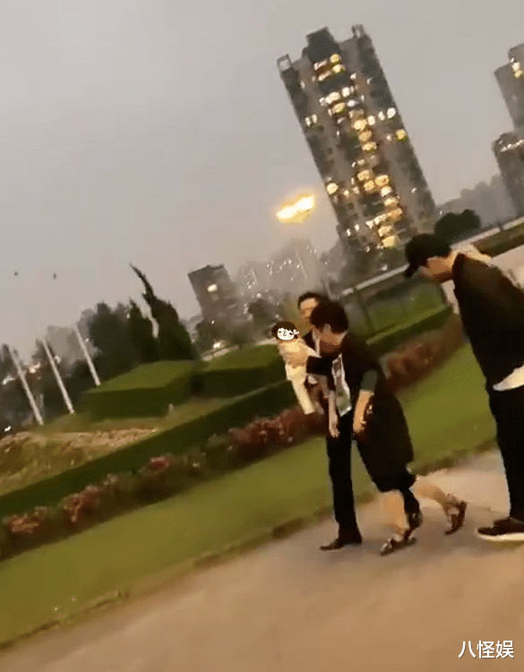 向太|向太一家散步被偶遇，向华强抱着孙女，郭碧婷光脚走路向佐帮拿鞋