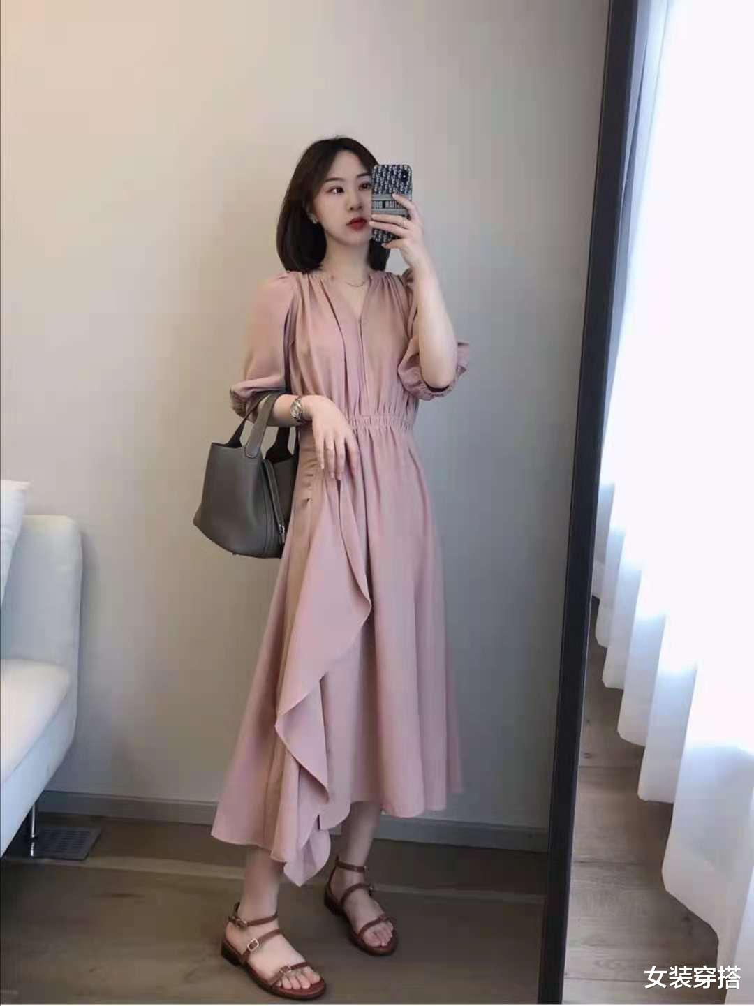 女装穿搭|粉色连衣裙配什么颜色的鞋子好看