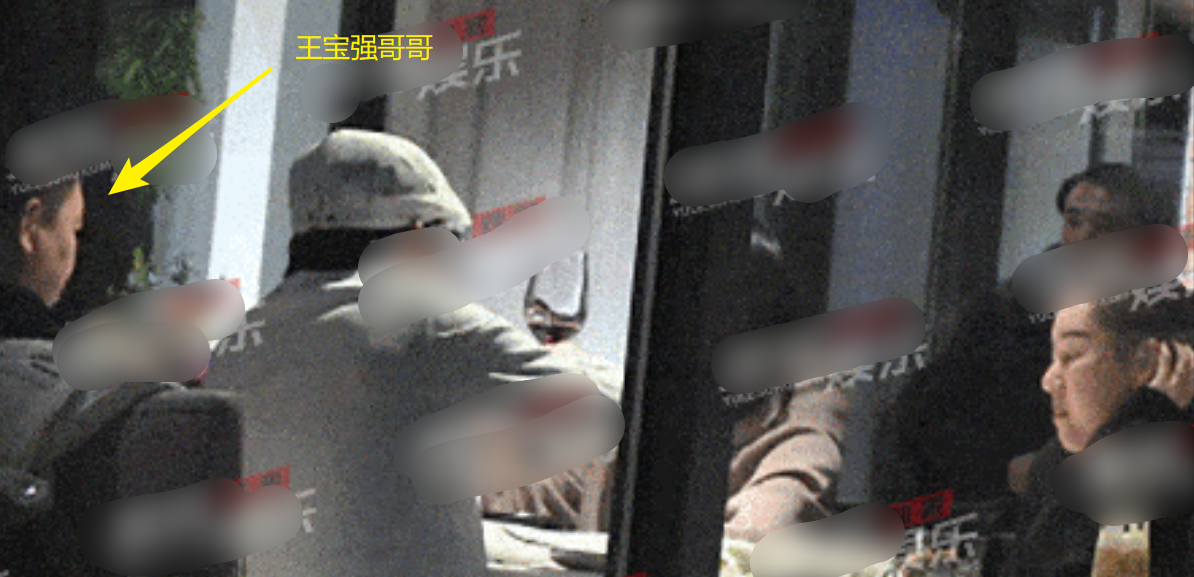 王宝强|王宝强带冯清与家人聚餐，冯清身材高挑气质佳，条件碾压马蓉