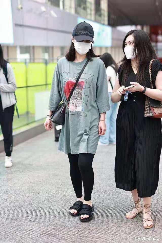 卡莉时尚show|蒋勤勤私服接地气，长款T恤舒适又低调，40+女人这样穿就不错