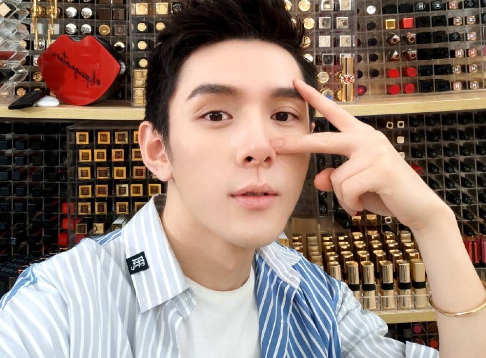 李佳琦|当着3000多万在线观众,李佳琪一句大实话,助理冷汗直流,商家无奈