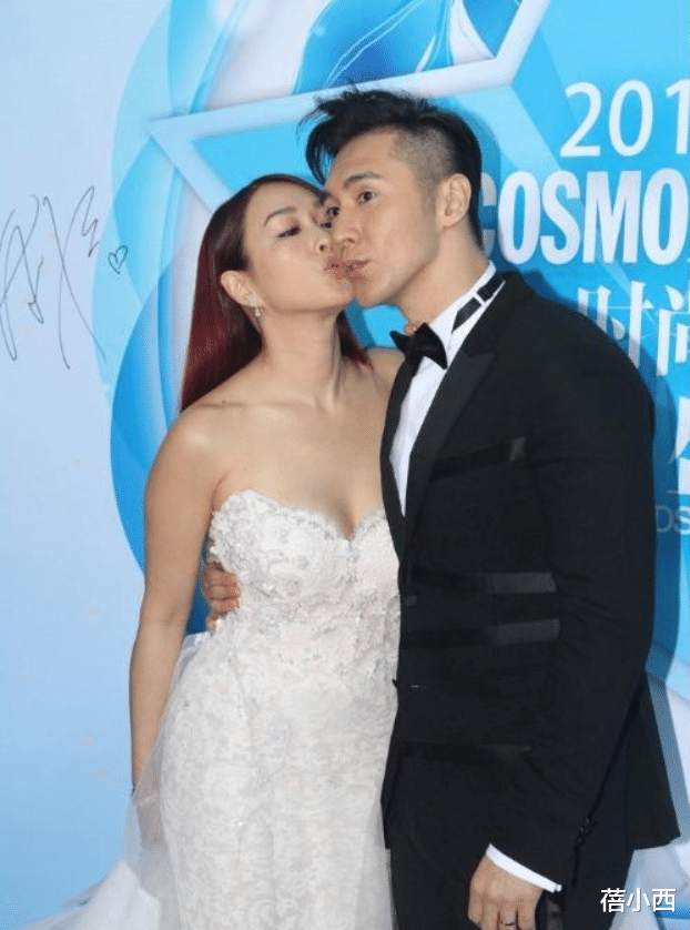 蓓小西|钟丽缇张伦硕“黑白配”，女的穿白色抹胸裙，男的穿黑西装，绝配