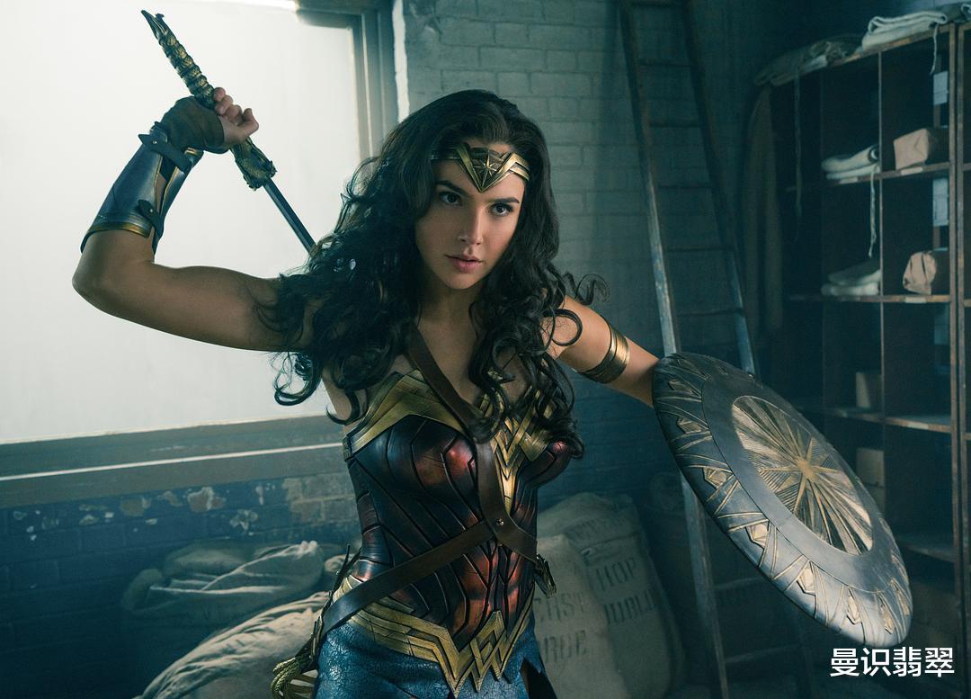 盖尔·加朵|36岁演恶毒“后妈”？性感又酷飒的她一袭V领红裙，珠宝加身，美艳不可方物