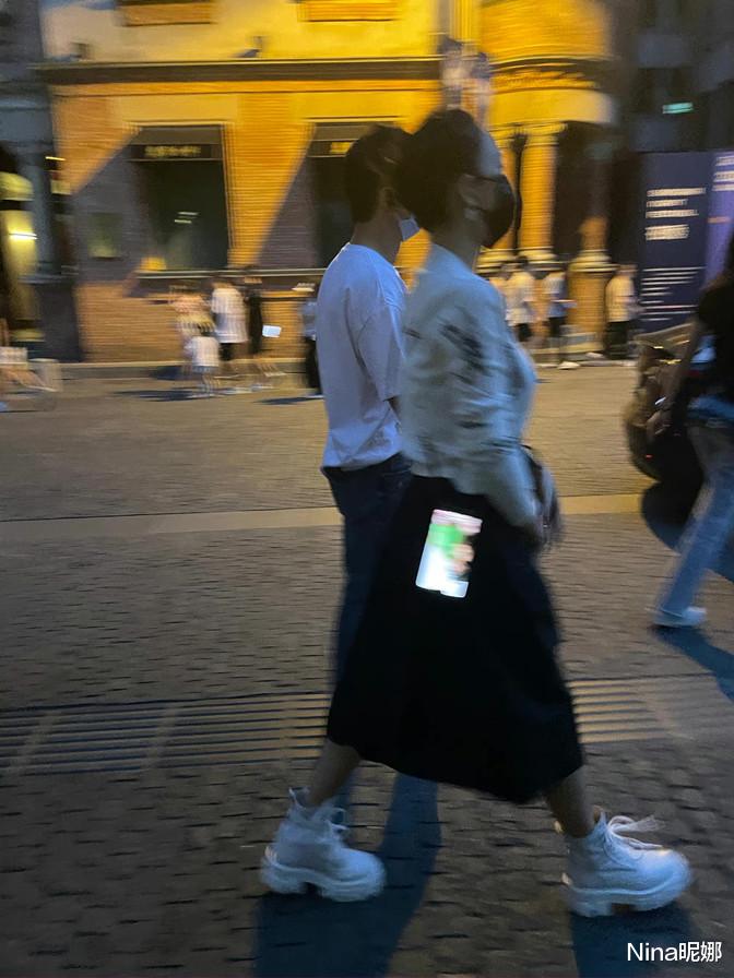 章子怡|章子怡携吴京深夜轧马路，穿半身裙扎羊角辫似学生，手机屏保抢镜