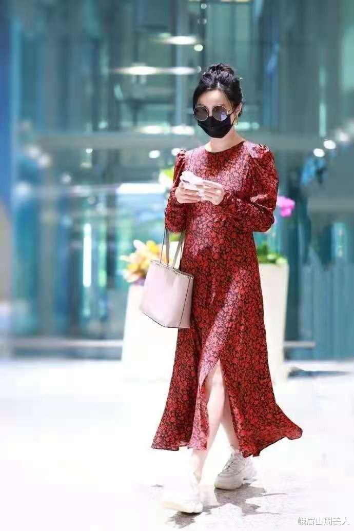 峨眉山周美人|?范冰冰打扮精致看秀，一身牛仔套装气质抢镜，马苏被衬托得像素人