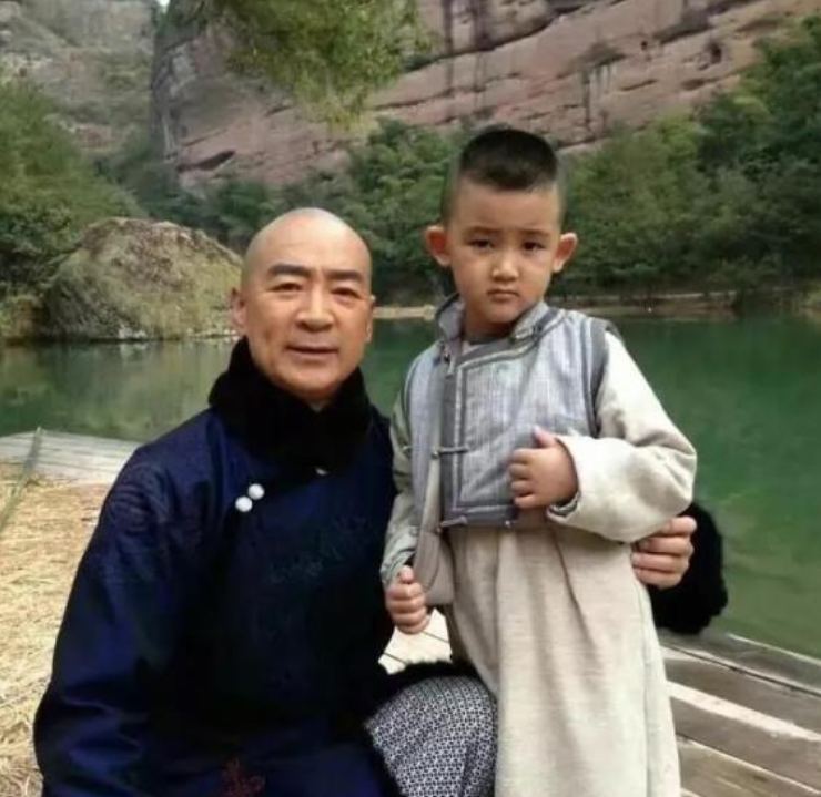 关晓彤|爸爸是家喻户晓的寇振海，他11岁被关晓彤签，如今成“全能童星”