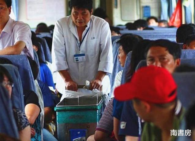 南書房 火车上旅客上千人，为何却难售出几十份盒饭？内行人道出“猫腻”