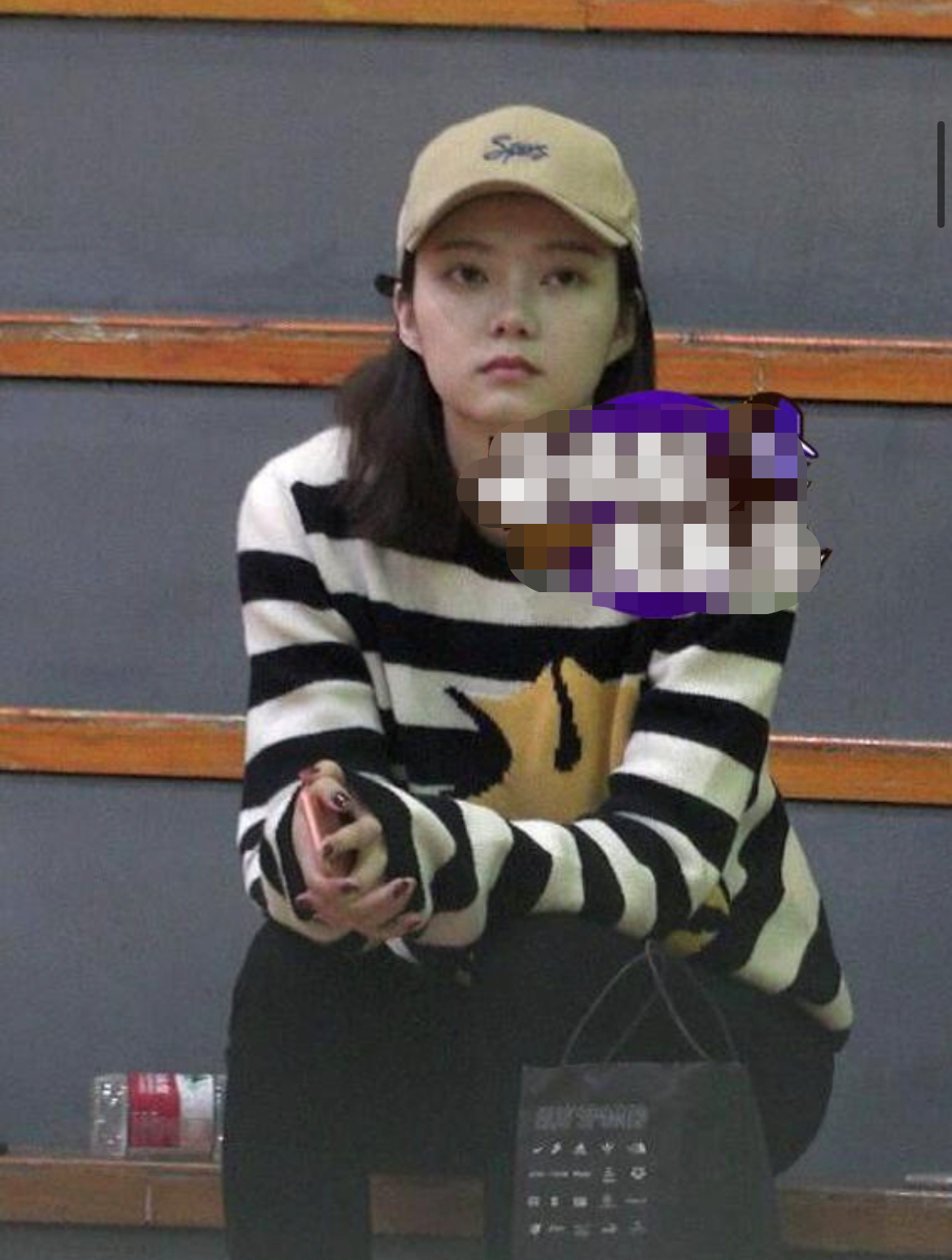 张哲瀚|张哲瀚与美女亲密合影流出！贴身搂肩一脸笑容，女方将手放其大腿