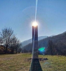 电影 神秘三角柱是人类的恶作剧还是地外生物的玩笑