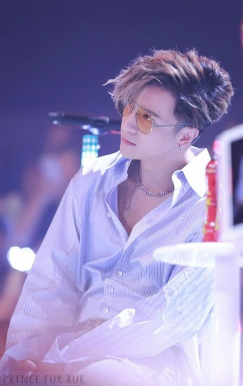 Ala的陪伴|薛之谦正经的时候也是有种清冷的帅气呢，穿搭也很时尚好看