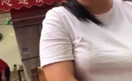市民买板栗发现缺斤少两,商家:去哪都八两秤,买就买不买就算了