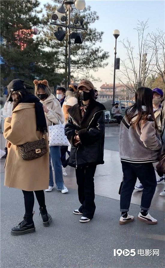 林静|网友环球影城偶遇杨幂张大大 一双细直腿太吸睛