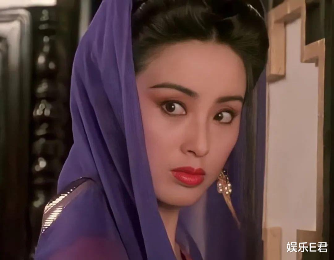 张敏|53岁张敏疑被老公逼着穿睡衣出镜，网友：比她单身还凄凉