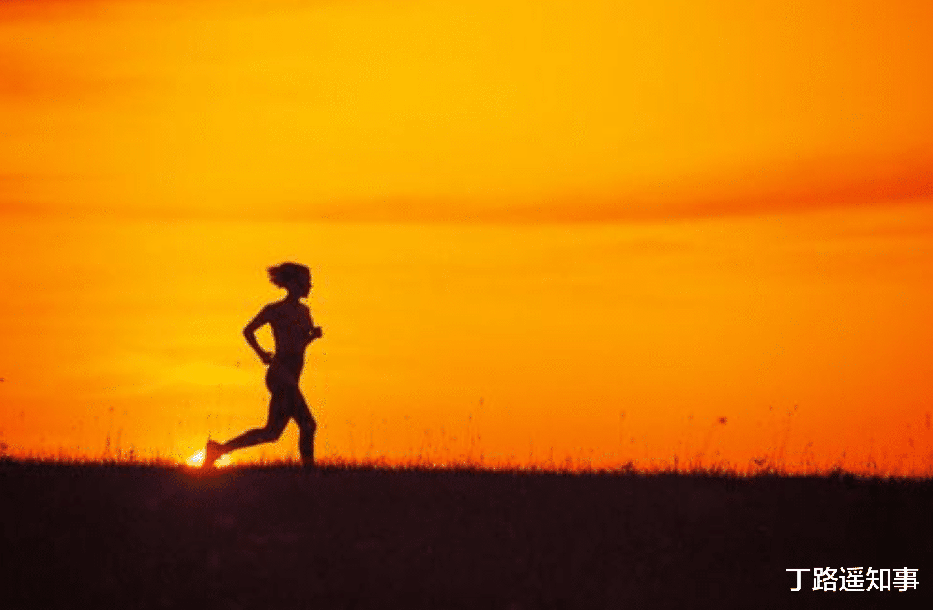 李思思|主持人李思思晒健身照，穿紧身衣展示蚂蚁腰，看不出是二胎妈妈