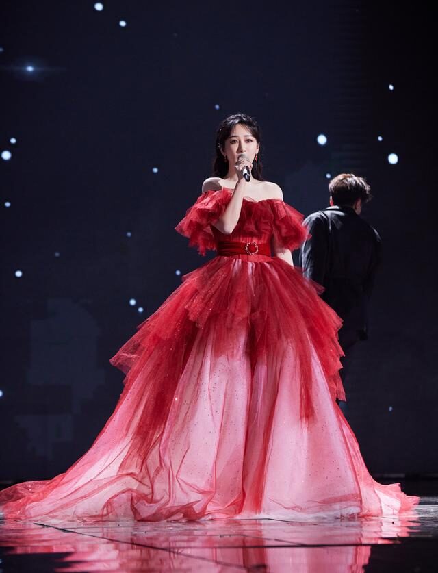 杨紫|杨紫成跨年晚会收视率顶流，穿抹胸纱裙扮在逃公主，被惊艳到了