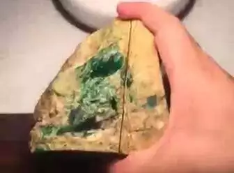 翡翠|400w买的半赌石翡翠原石一刀刀切出帝王绿，足足切涨1000w！！