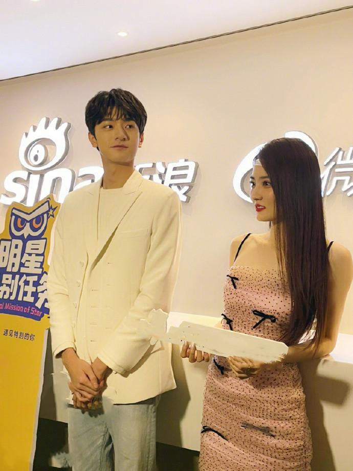 徐璐|徐璐脑门贴胶布够尴尬，和林一为新剧做宣传，穿吊带裙仍惊艳