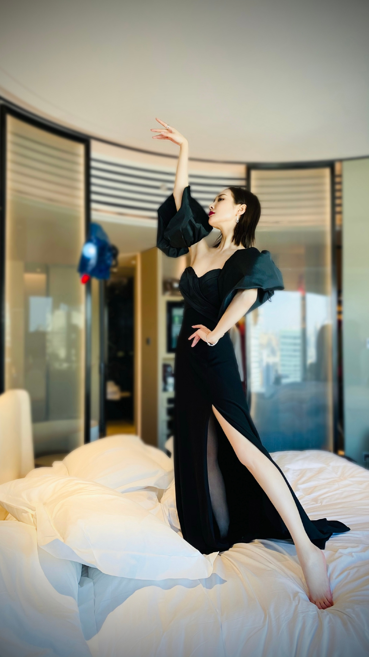 哚乐Like时尚|李纯身材真绝了！抹胸开叉裙明艳妩媚，泡泡袖演绎复古美人范儿