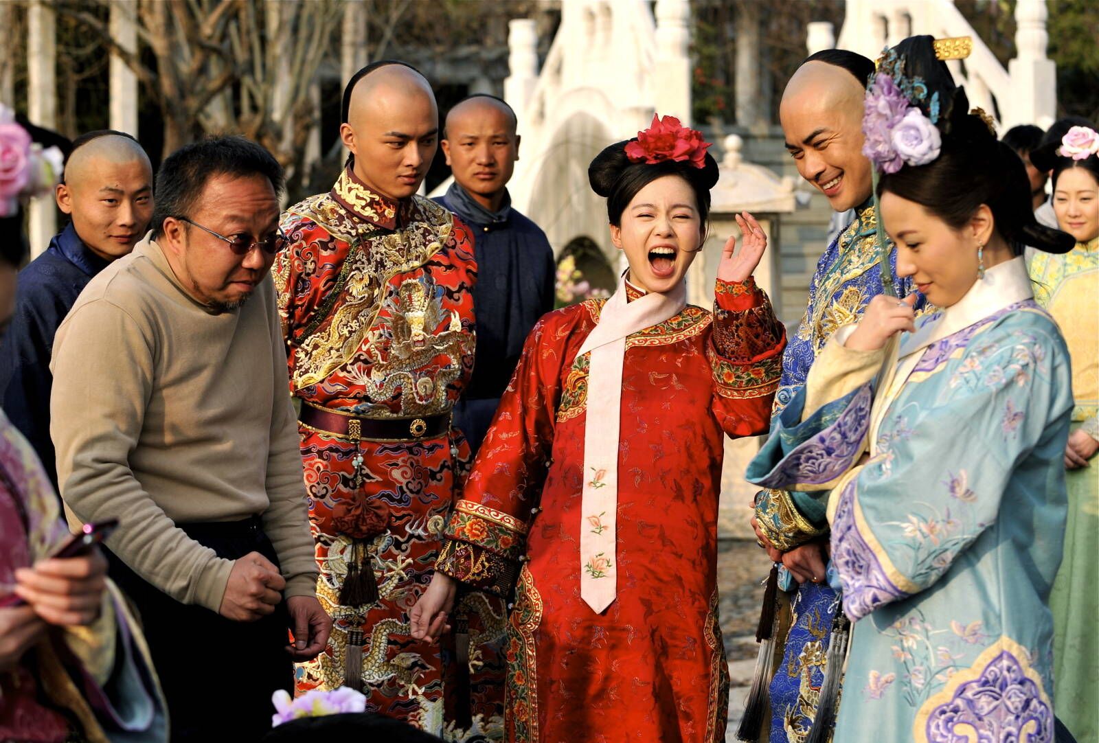 |《步步惊心》幕后旧照，刘诗诗放肆大笑超可爱，林更新抽烟环境颇搞笑