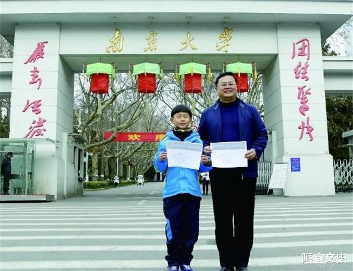 裸跑弟|“裸跑弟”出生被判脑瘫，鹰式教育下，5岁开飞机，11岁大学毕业