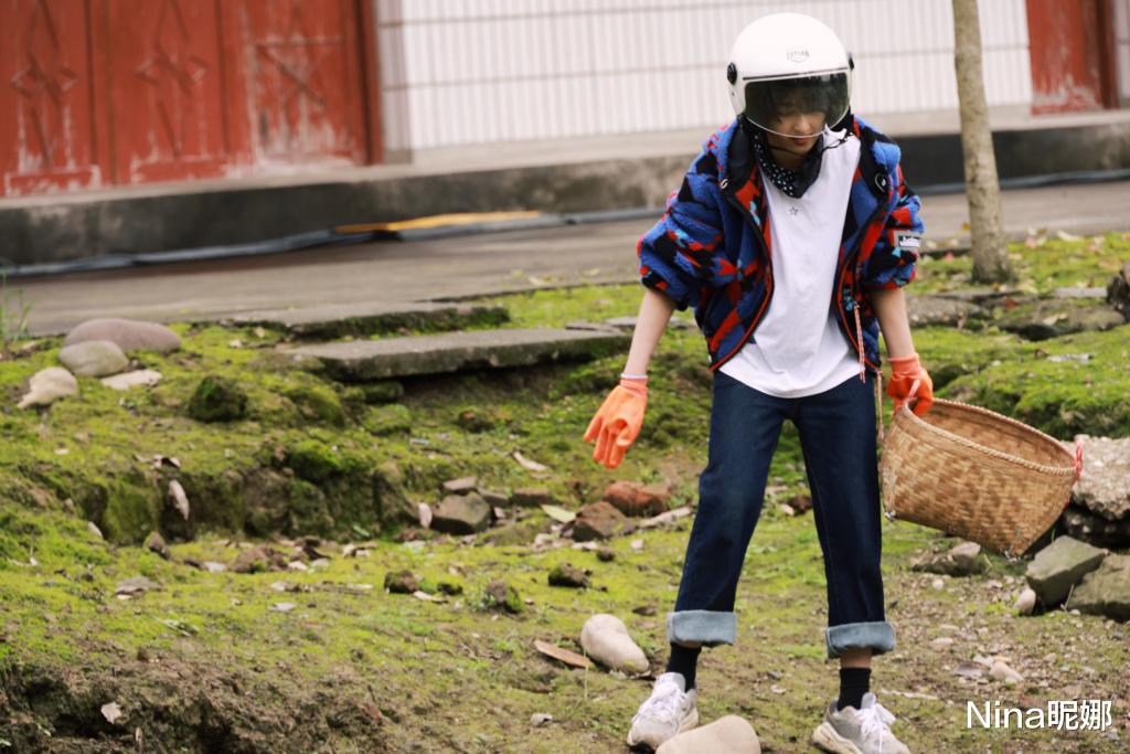 穿衣搭配|张子枫《向往5》首秀太惊艳，穿娃娃领戴“回形针”耳环，留港风卷变真女神