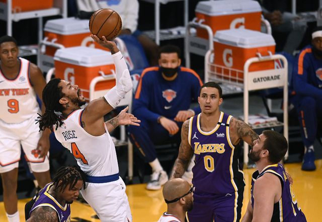 湖人队|詹姆斯浓眉帮不了湖人！庄塔马组合52+26+10救湖人逃出附加赛！