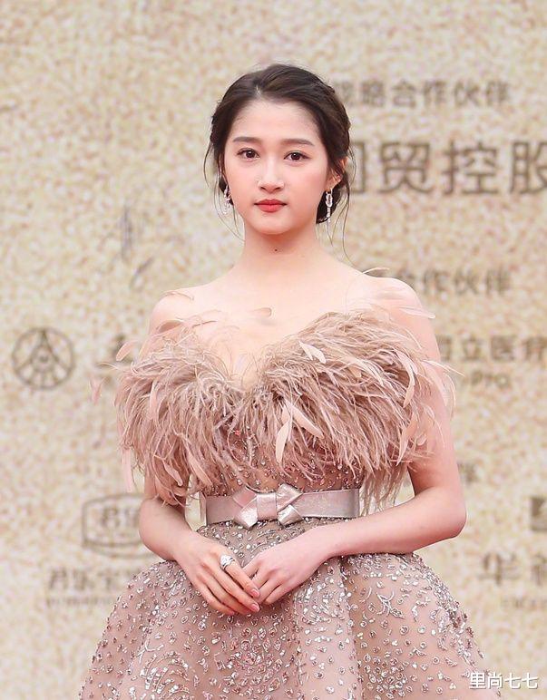 张子枫|黄晓明刘敏涛穿高定也廉价，李冰冰穿古董裙排场无敌，关晓彤翻车